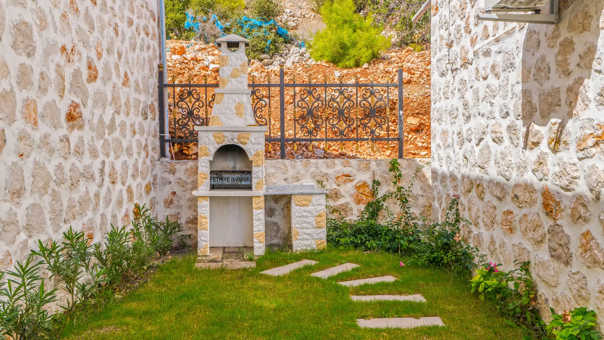 Villa Ant