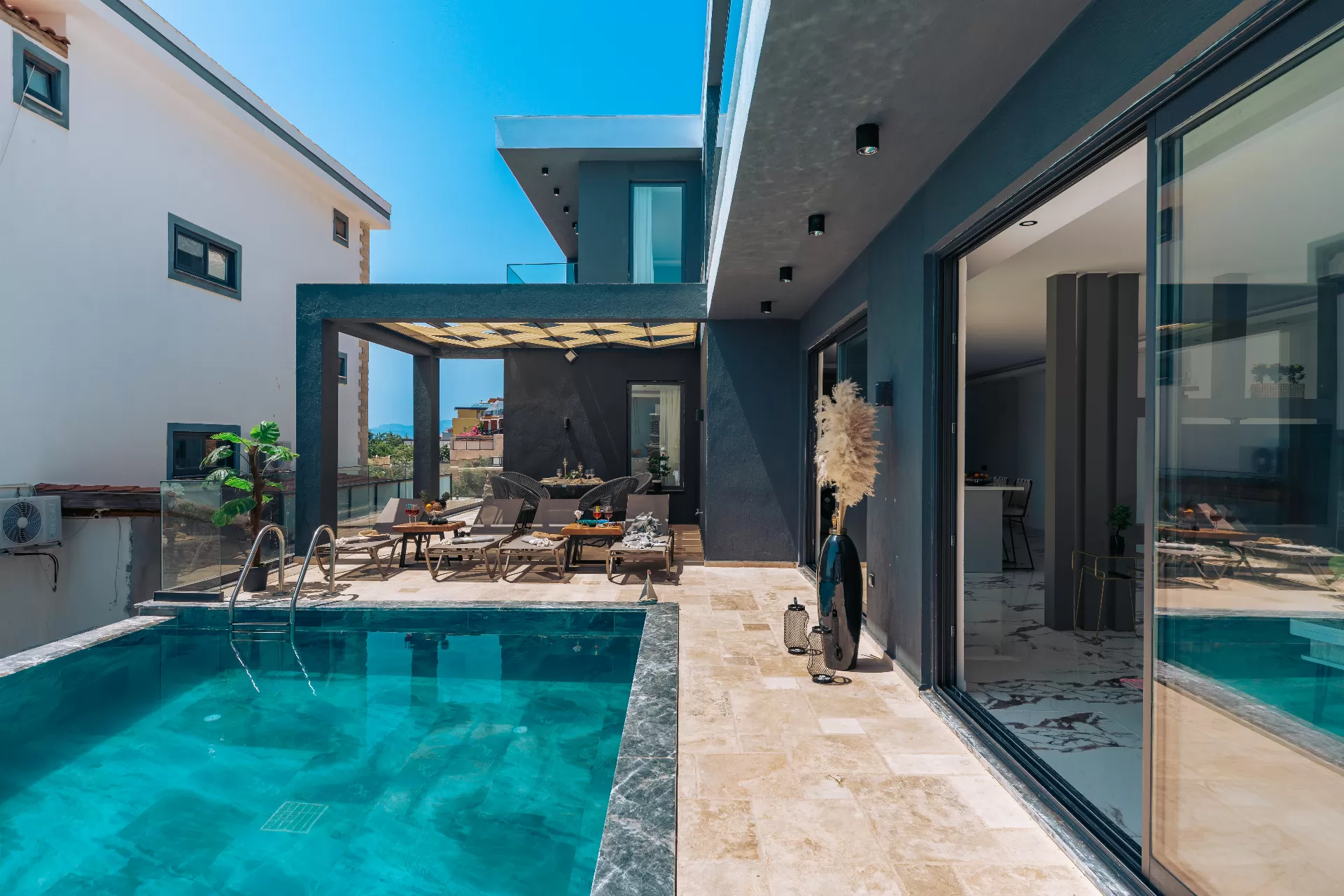 Villa Dark